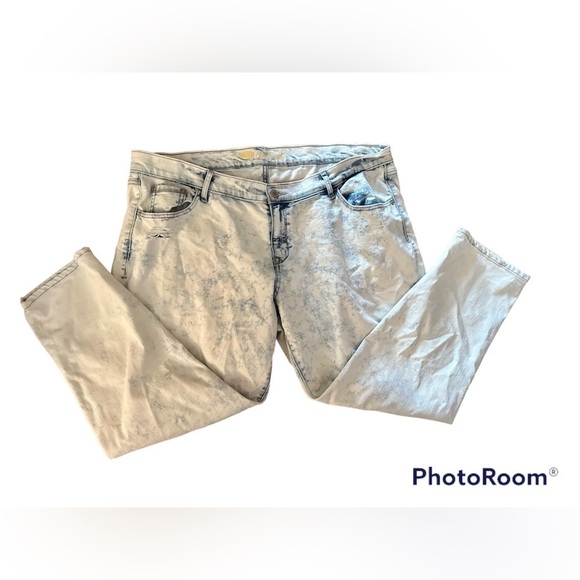 Old Navy Acid Stone Wash Distressed Boyfriend Jeans - Picture 6 of 9